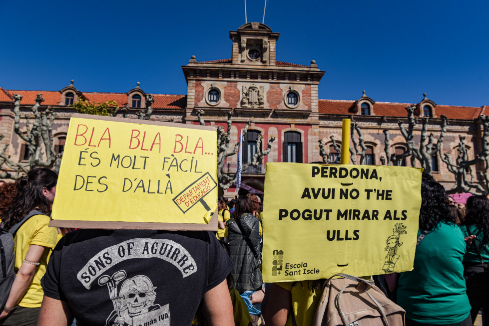 EuropaPress 7382773 manifestantes sector educativo concentracion medicos otra docentes