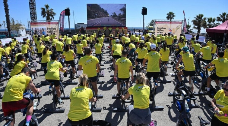 El ‘Cycling Solidari’ reúne a más de 780 personas en Barcelona por el Tour de Francia