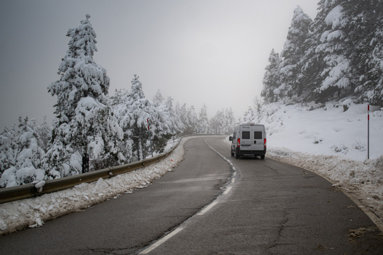 La nieve y los árboles caídos colapsan varias vías de Girona y Lleida y obligan al uso de cadenas