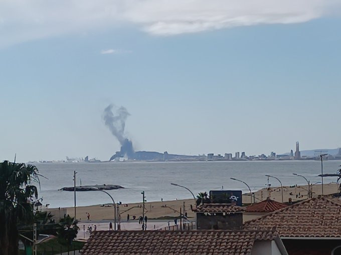 Vídeo: Un incendio en el puerto de Barcelona genera alarma por la columna de humo negro