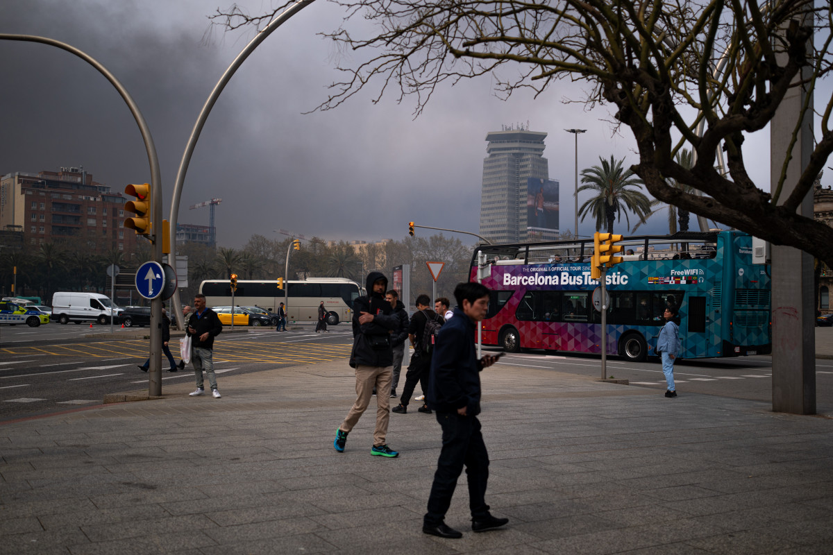EuropaPress 7405051 varias personas humareda provocada incendio puerto 29 marzo 2026 barcelona