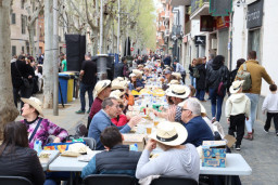El Chef Marc Ribas recibe la Carxofa d’Or de Sant Boi durante la Carxofada