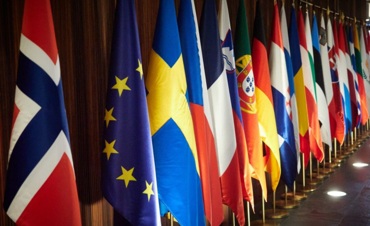 Europa avisa a España: los inmigrantes regularizados que intenten establecerse en Europa serán devueltos