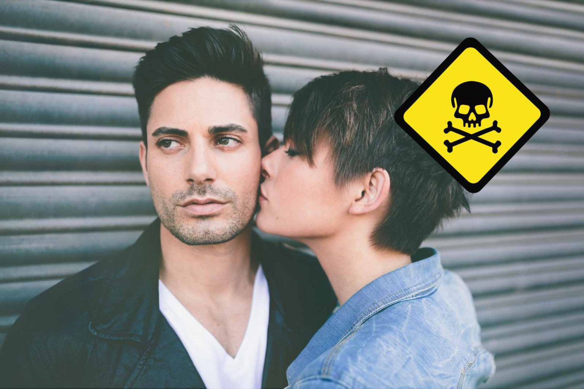 Peligro, beso mejilla   CANVA