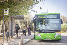 La línea PR3 de El Prat amplía su recorrido hasta la playa los fines de semana y festivos