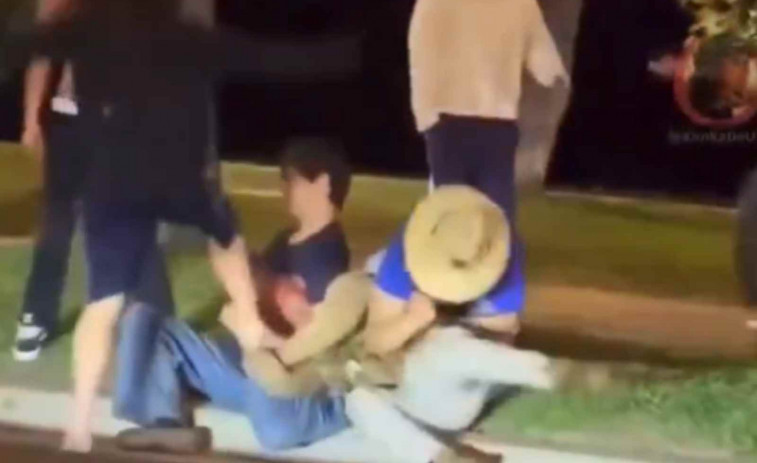 VÍDEO | Un hombre finge ser agente del ICE y termina sangrando tras una brutal agresión