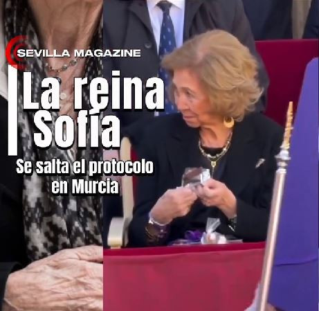Vídeo: La reina Sofía se salta el protocolo en Murcia al aceptar dulces durante la procesión de los Salzillos