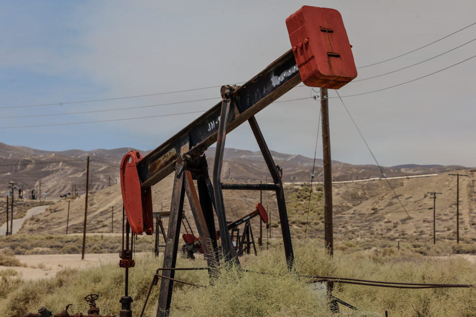 EuropaPress 6842237 july 2025 maricopa ca usa oil well in maricopa california and smoke cloud (1)