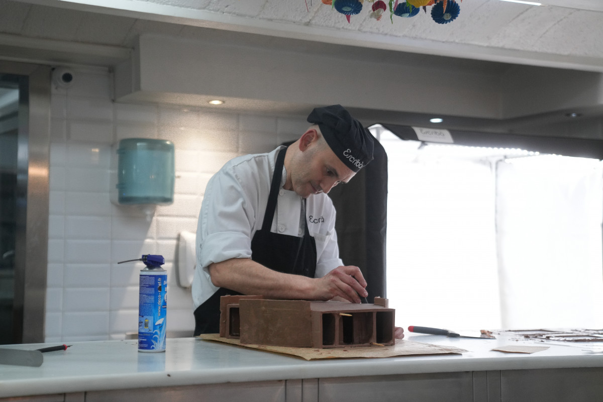 EuropaPress 7401367 persona confecciona monas pascua pasteleria escriba 27 marzo 2026 barcelona