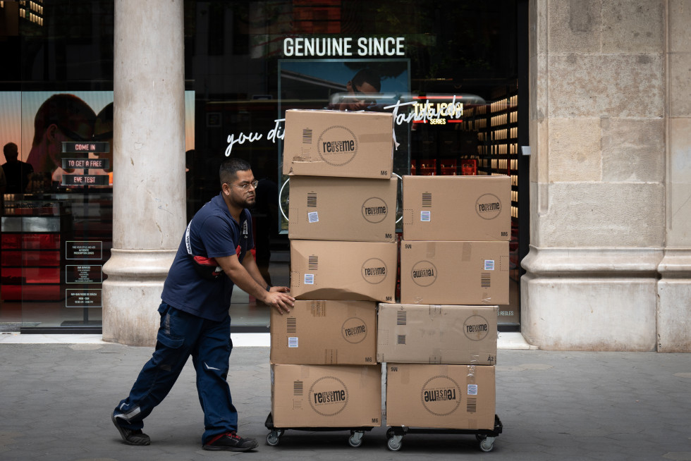 EuropaPress 5188100 repartidor carretilla 10 mayo 2023 barcelona catalunya espana numero