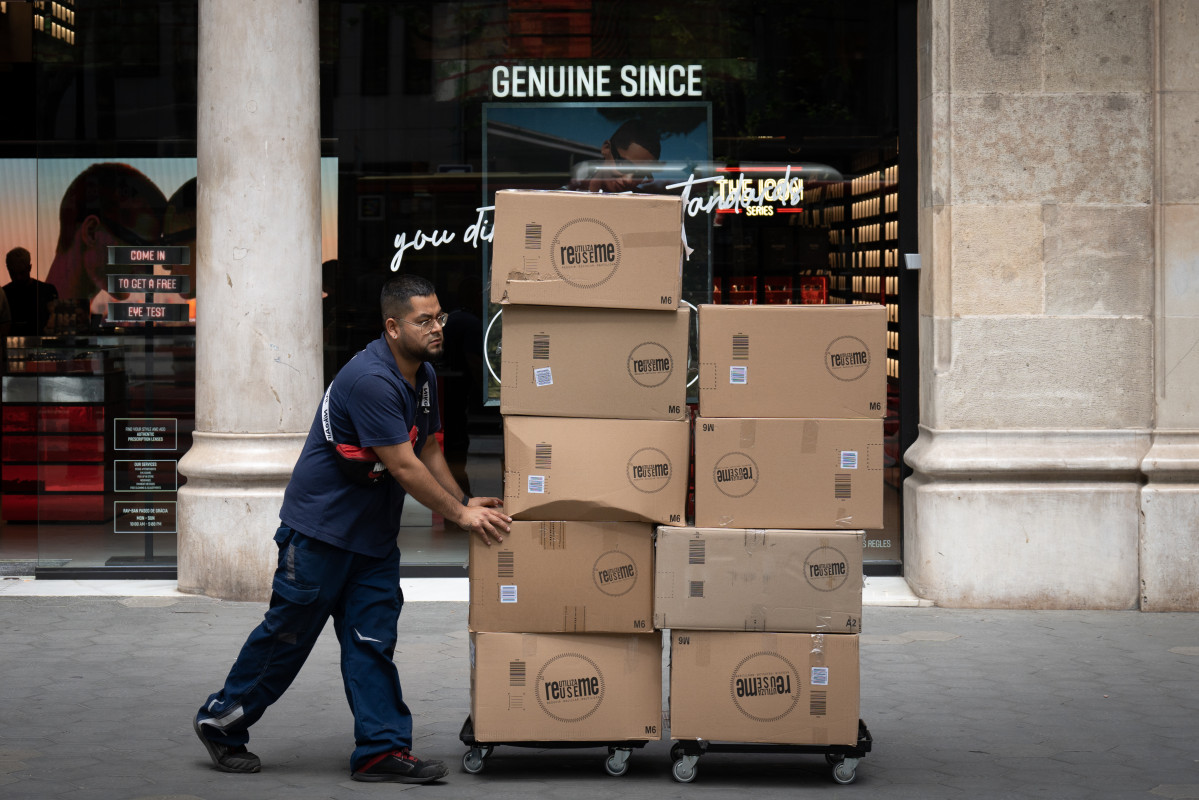 EuropaPress 5188100 repartidor carretilla 10 mayo 2023 barcelona catalunya espana numero