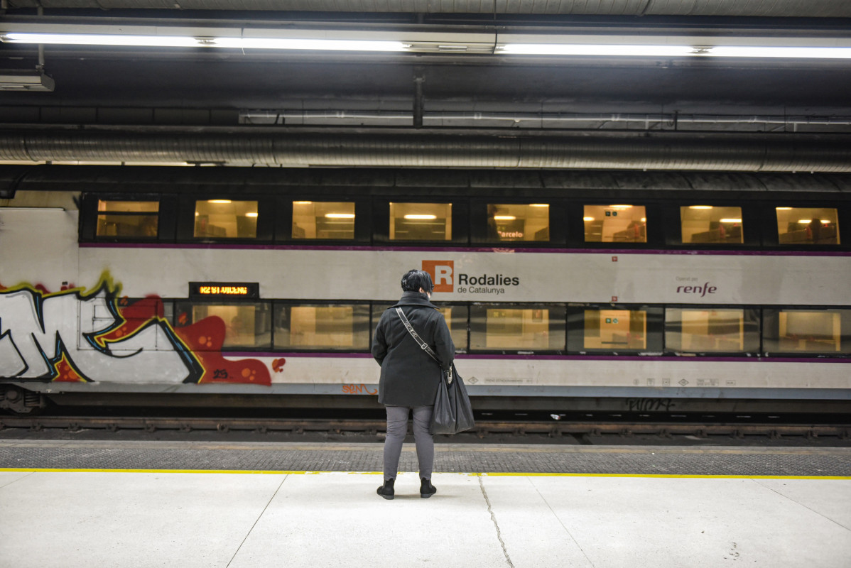 Archivo - Viajeros cogen un tren de Rodalies en la estación de Sants de Barcelona
