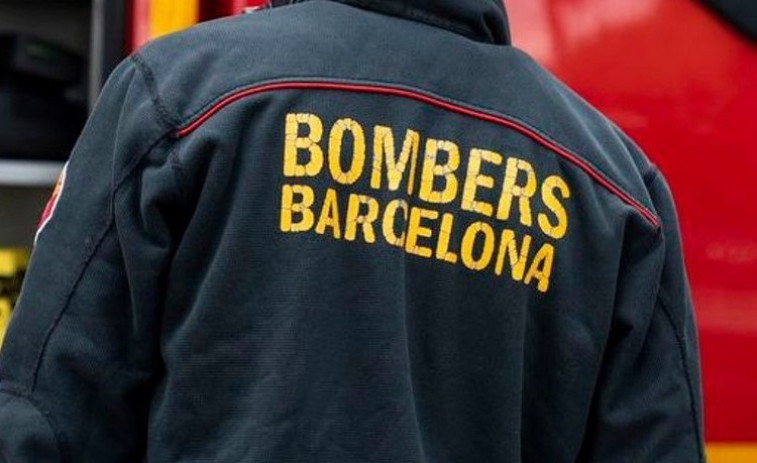 Evacuación de emergencia en un edificio del Triangle de Barcelona por un incendio