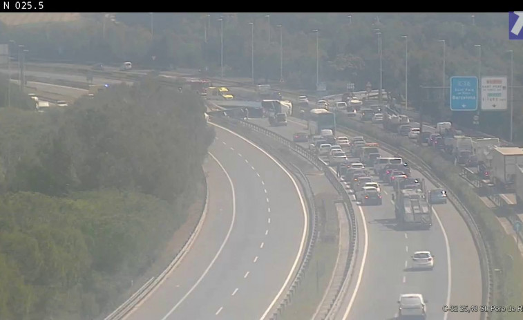 Cortada la C-32: camión volcado con químicos peligrosos provoca un caos total en Sant Pere de Ribes