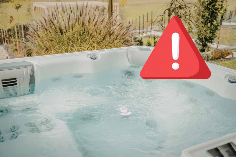 Alerta, jacuzzi   CANVA