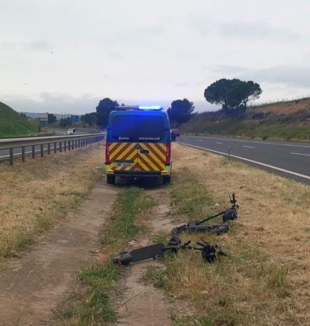 EuropaPress 7433544 dos detenidos circular a 2 patinete sentido contrario