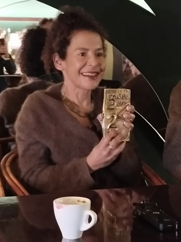 Mariane Pearl con su galardón