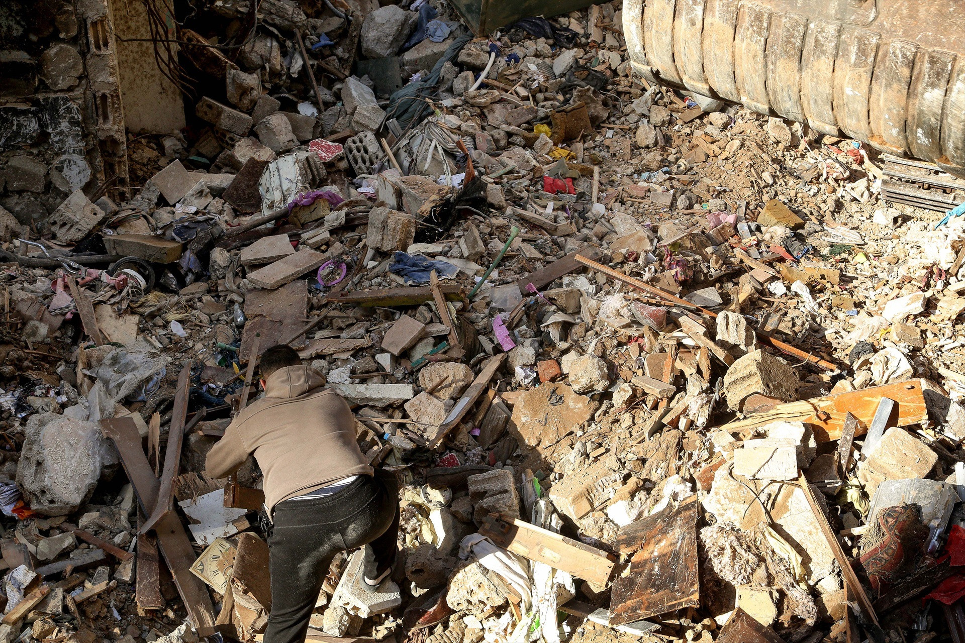 EuropaPress 7436066 13 april 2026 lebanon beirut man searches through the rubble as rescue