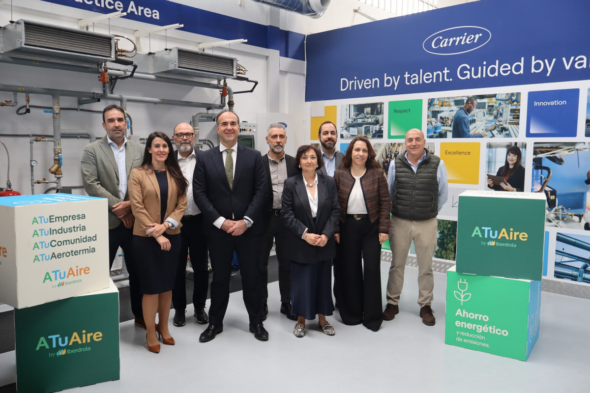 Representantes de Iberdrola y Carrier en la sede de Carrier, en Alcalá de Henares