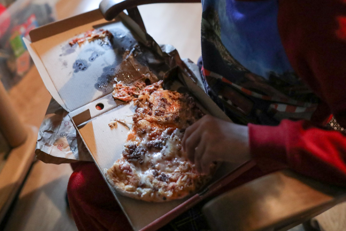 EuropaPress 2729222 nino come pizza menu infantil telepizza mientras ve television casa recoger