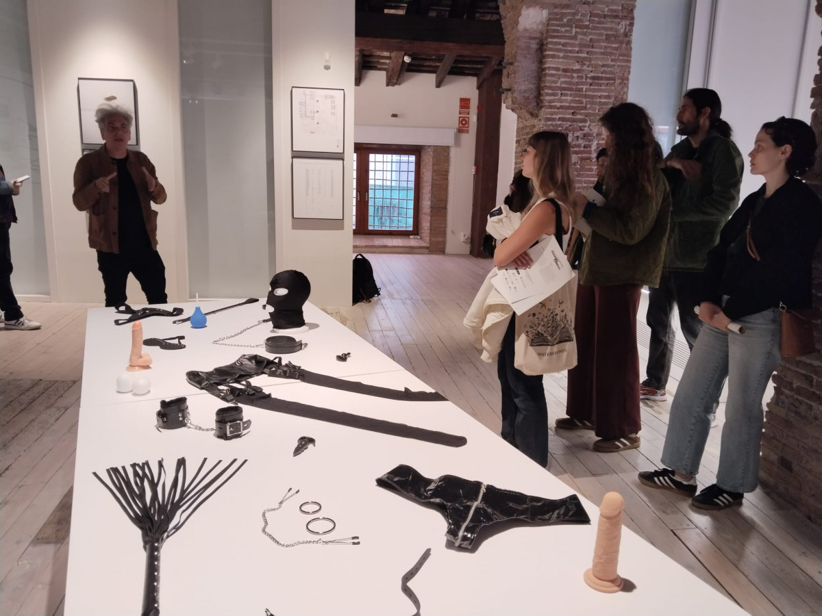 Marcelo Expu00f3sito explica la exposiciu00f3n de variedades antifascistas