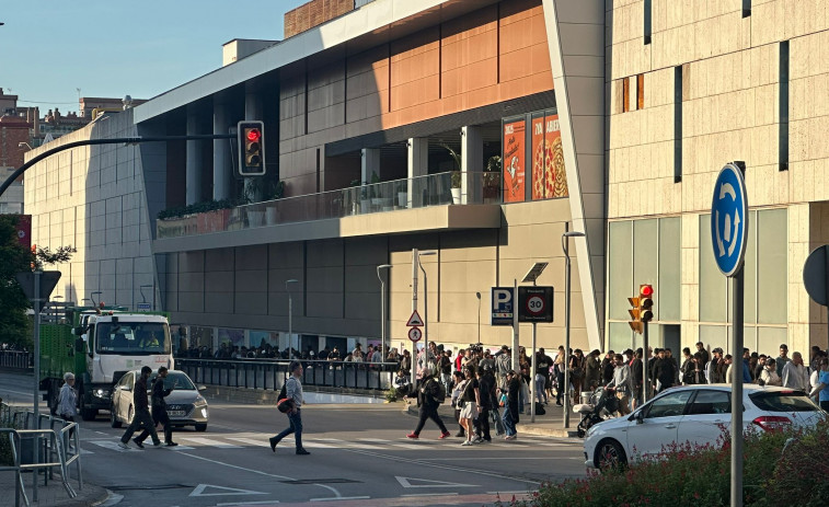 Colapso en el inicio de la regularización de extranjeros: Catalunya vive una jornada de colas masivas