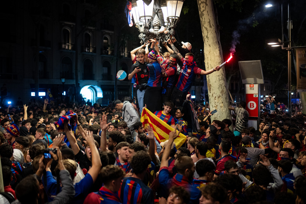 EuropaPress 7165937 aficionados fc barcelona celebran rambla canaletes conquista laliga 2025