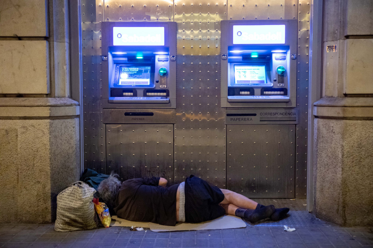 EuropaPress 4523562 persona duerme dos cajeros realizacion censo personas situacion