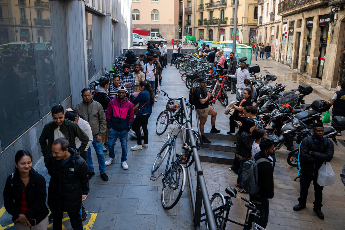 EuropaPress 7454538 varias personas hacen cola oficina atencion ciudadano 20 abril 2026
