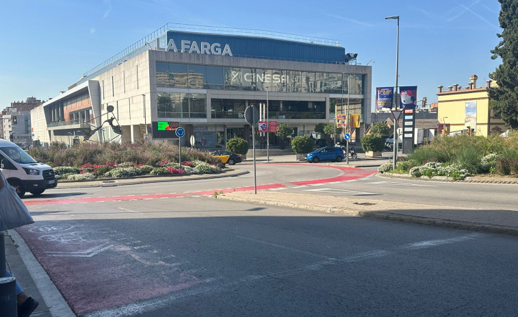 La organización en l'Hospitalet funciona: sin colas quilométricas continuirá atendiendo a vecinos en la OAC e inmigrantes en La Farga