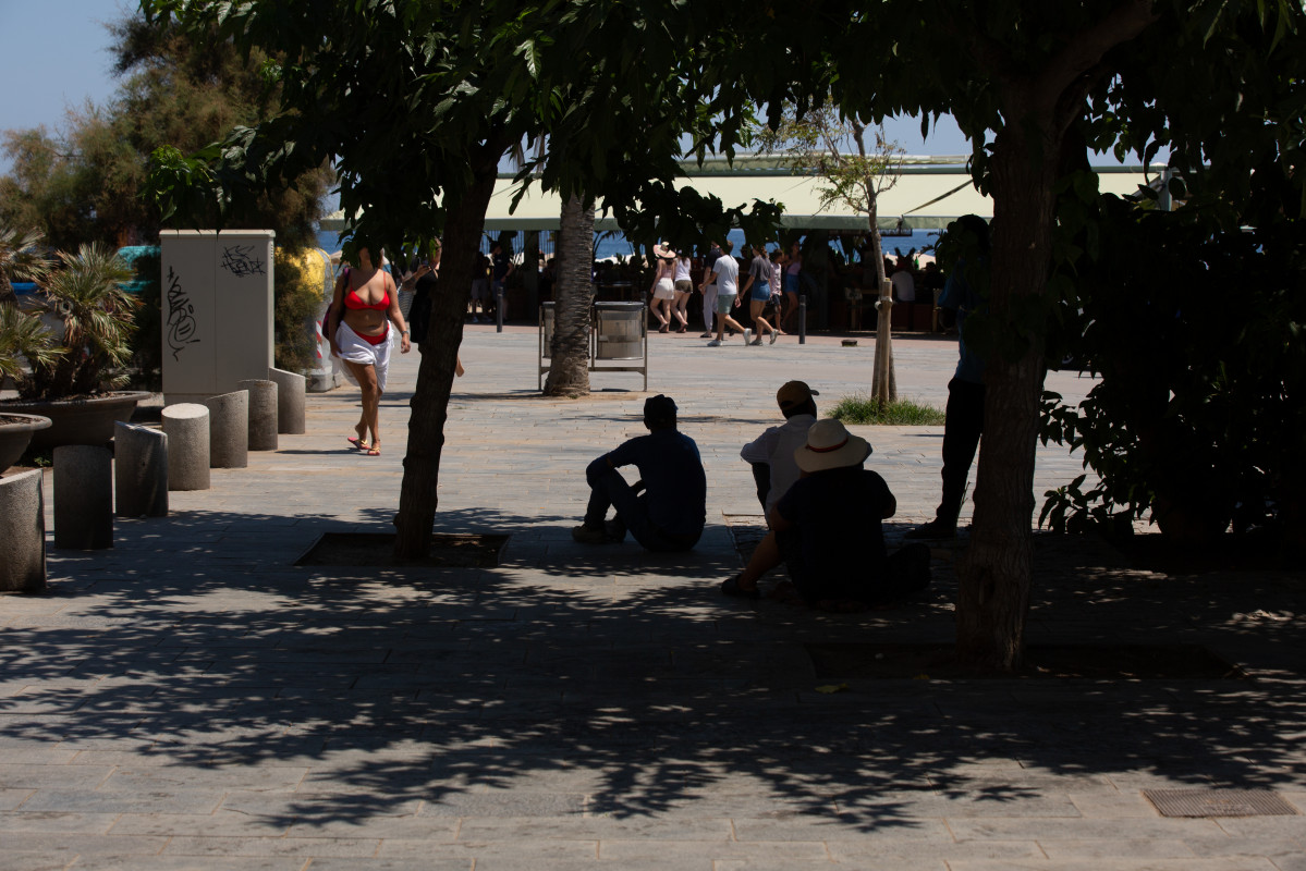 EuropaPress 4574496 varias personas protegen sol sombra arboles parque barceloneta 13 julio