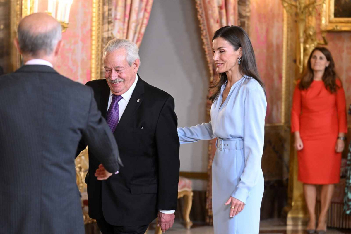El galardonado escritor Gonzalo Celorio y la Reina Letizia durante el almuerzo ofrecido en el Palacio Real   EUROPA PRESS