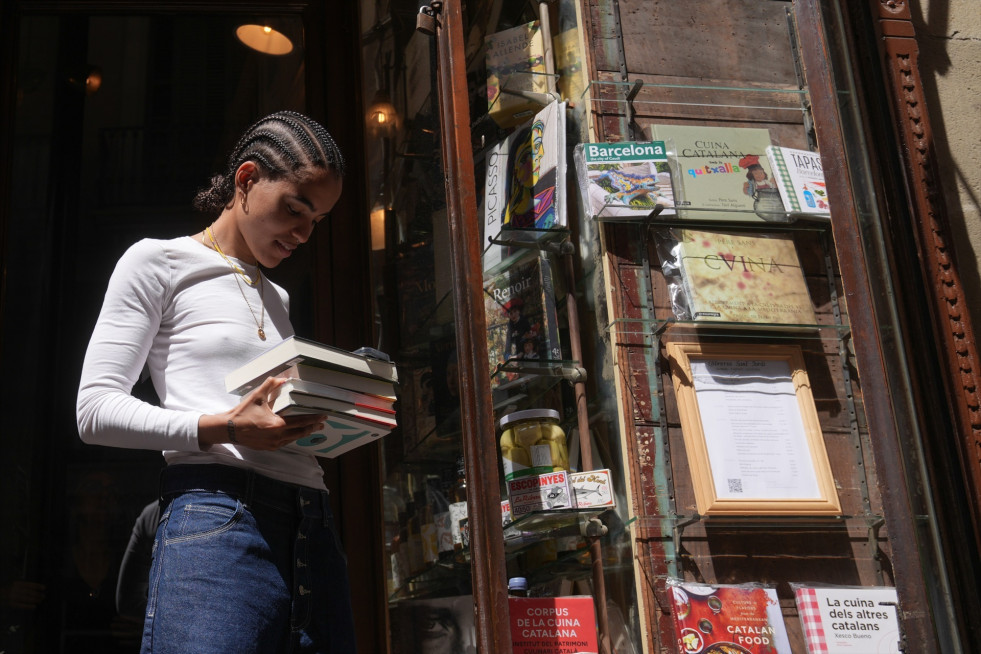 EuropaPress 7458566 libreria sant jordi calle ferran barcelona ultimando preparativos diada