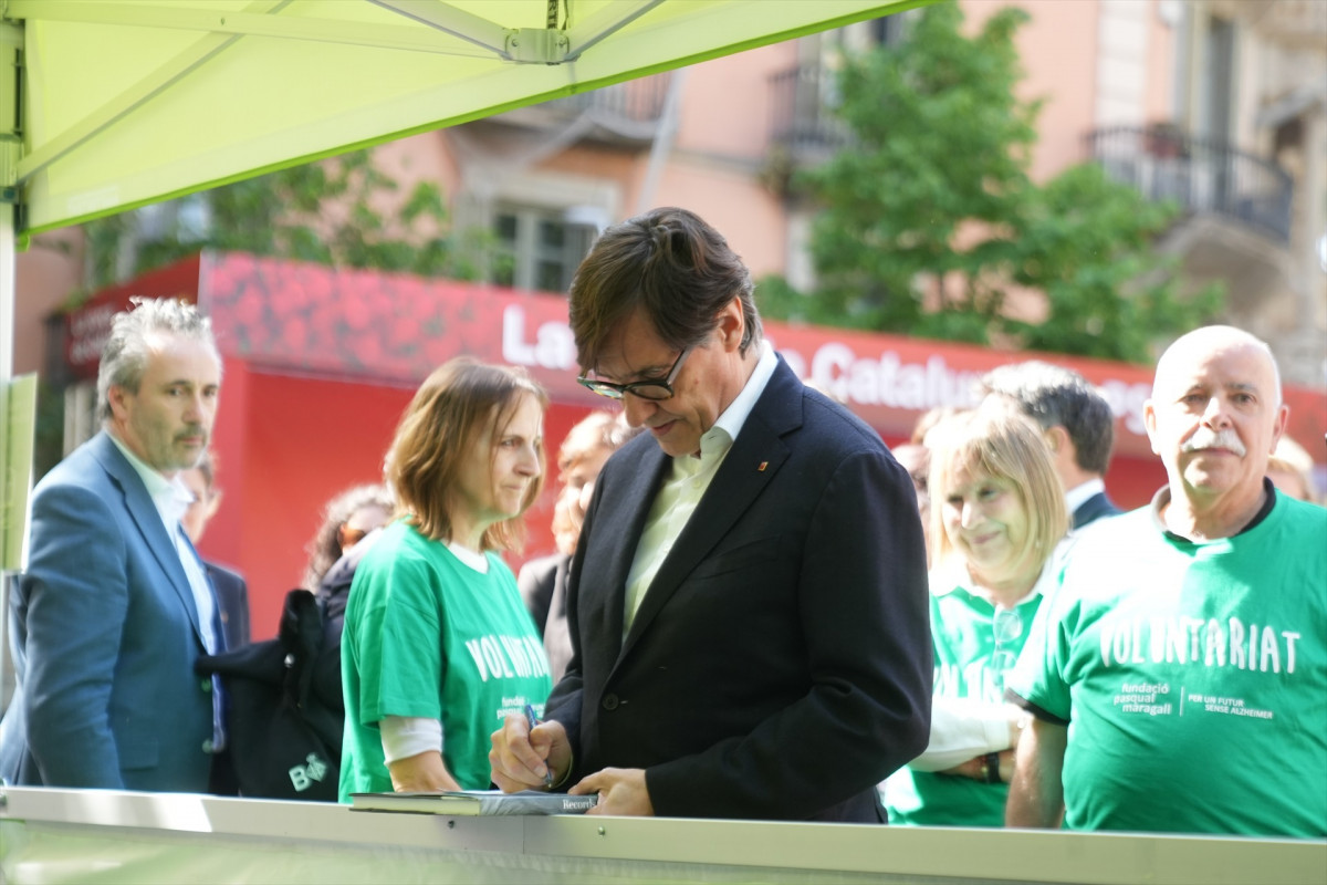 EuropaPress 7465765 presidente generalitat salvador illa recorre fira llibres 23 abril 2026