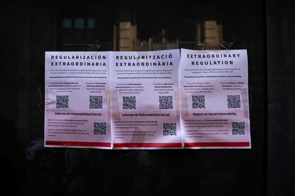 EuropaPress 7454540 carteles informan regularizacion extraordinaria 20 abril 2026 barcelona