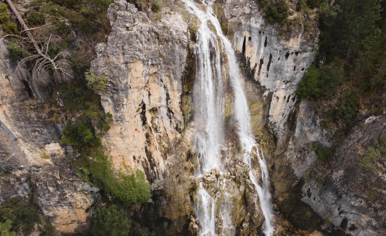 Cascadas, cuerdas y un castillo milenario: la ruta perfecta entre viñedos cerca de Barcelona