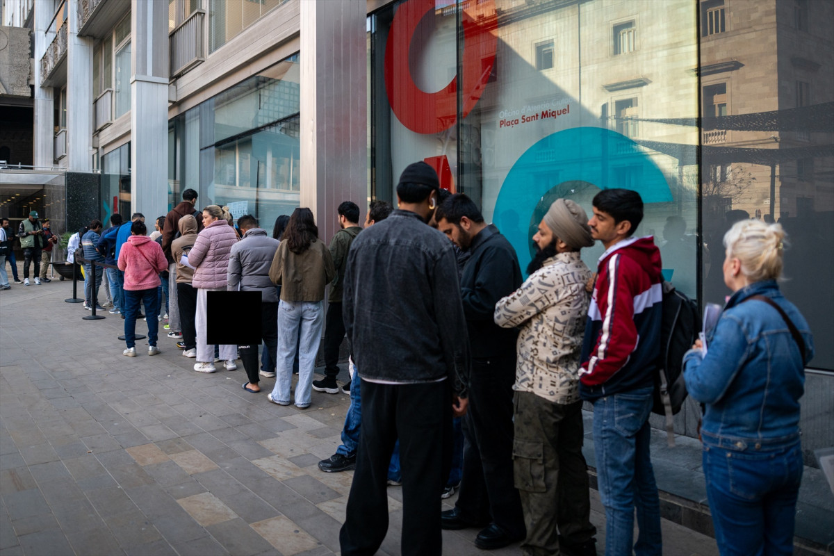 EuropaPress 7453951 varias personas hacen cola oficina atencion ciudadano 20 abril 2026 (1)