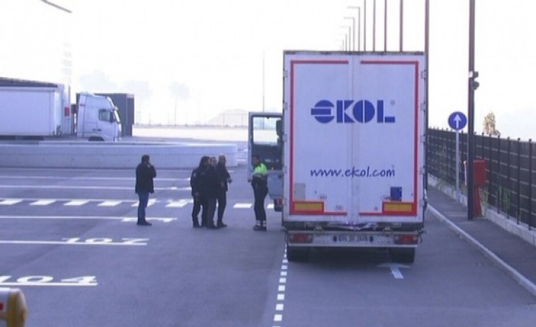 Encuentran a diez inmigrantes escondidos en un camión de Mango procedente de Turquía