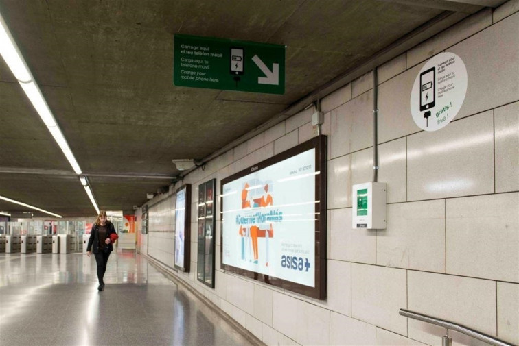 Los usuarios del Metro de Barcelona podrán cargar gratis sus dispositivos portátiles