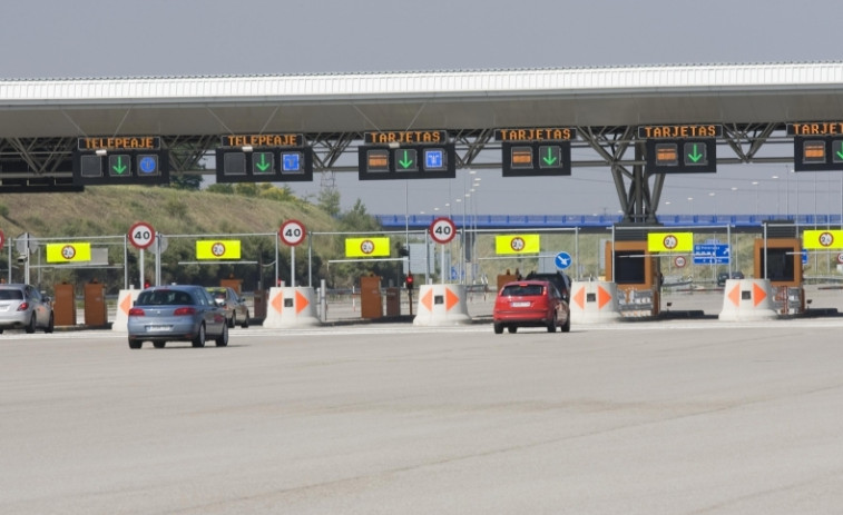 Se duerme al volante y rompe la valla de un peaje en La Llagosta (Barcelona)