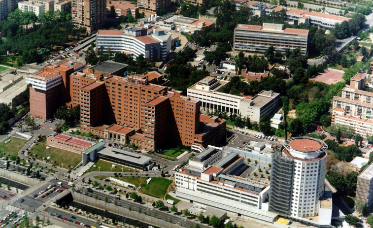 Un centenar de personas se manifiestan para exigir unas urgencias 