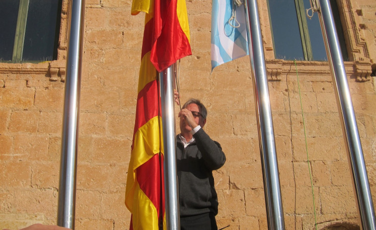 Torredembarra vuelve a izar la bandera española y retira la 'estelada' del ayuntamiento