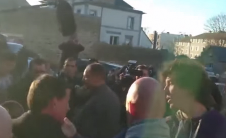 Un joven abofetea a Manuel Valls a la salida de un acto electoral