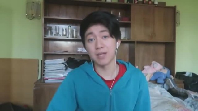 Imputan al 'youtuber' que dio galletas con pasta de dientes a un sin techo en Barcelona