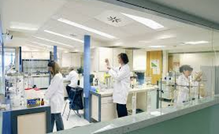 El sector salud afronta un déficit de 3.500 profesionales juniors pese a salarios competitivos