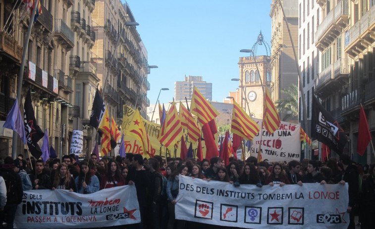 Más de un millar de estudiantes se manifiestan en Barcelona contra la Lomce