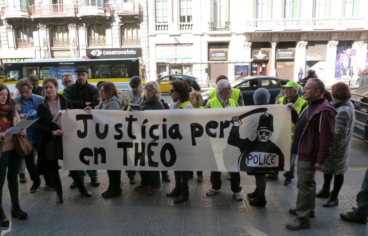 Concentración ante el Consulado de Francia en Barcelona para reclamar justicia para Théo