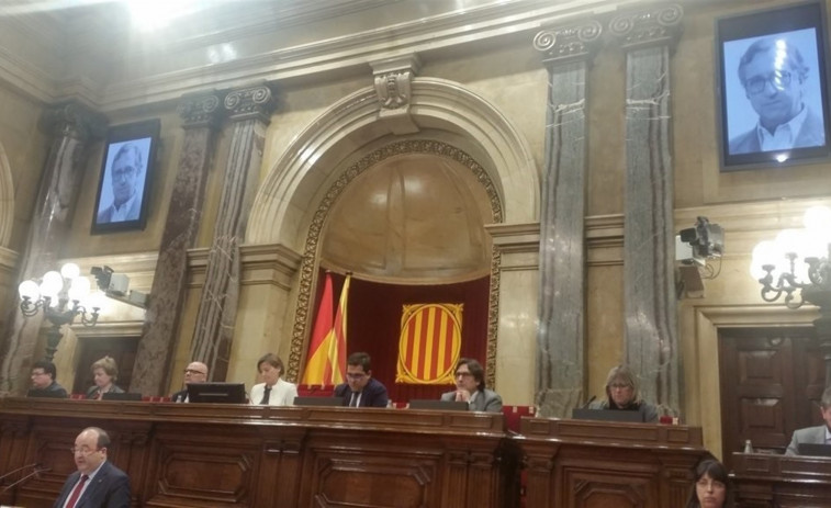 ​El Parlament se pone en pie para homenajear al exdiputado socialista Francesc Casares i Potau
