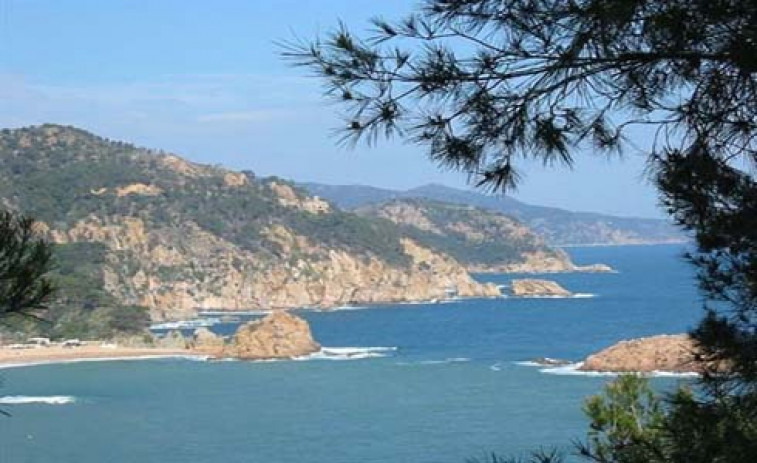 Las playas de la Costa Brava siguen recibiendo bañistas en pleno octubre