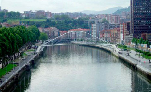 Puente Calatrava sobre la Ría de Bilbao